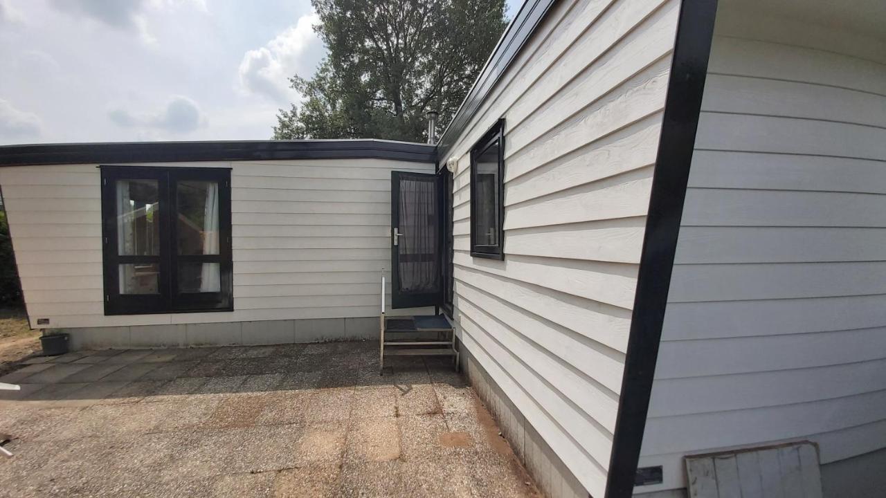 Comfortabel En Gezellig Familie Chalet Tot 6 Personen Op De Veluwe Bungalowpark De Kern Putten Luaran gambar