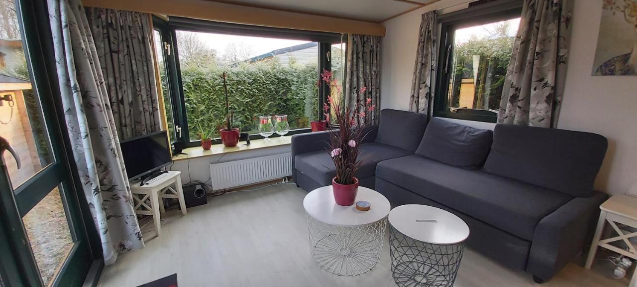 Comfortabel En Gezellig Familie Chalet Tot 6 Personen Op De Veluwe Bungalowpark De Kern Putten Luaran gambar