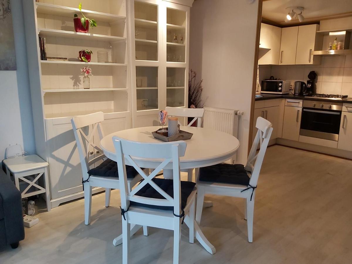 Comfortabel En Gezellig Familie Chalet Tot 6 Personen Op De Veluwe Bungalowpark De Kern Putten Luaran gambar