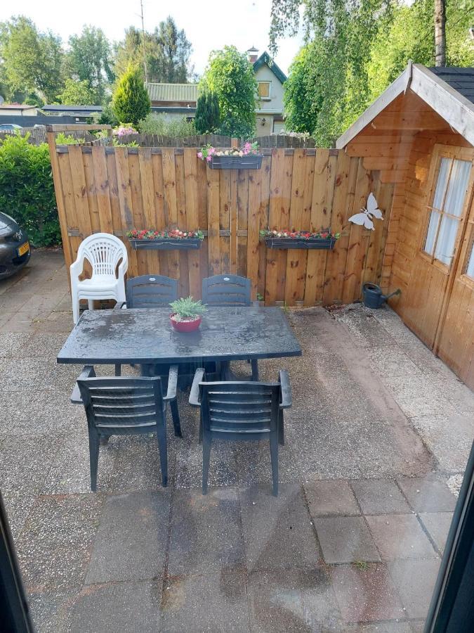 Comfortabel En Gezellig Familie Chalet Tot 6 Personen Op De Veluwe Bungalowpark De Kern Putten Luaran gambar
