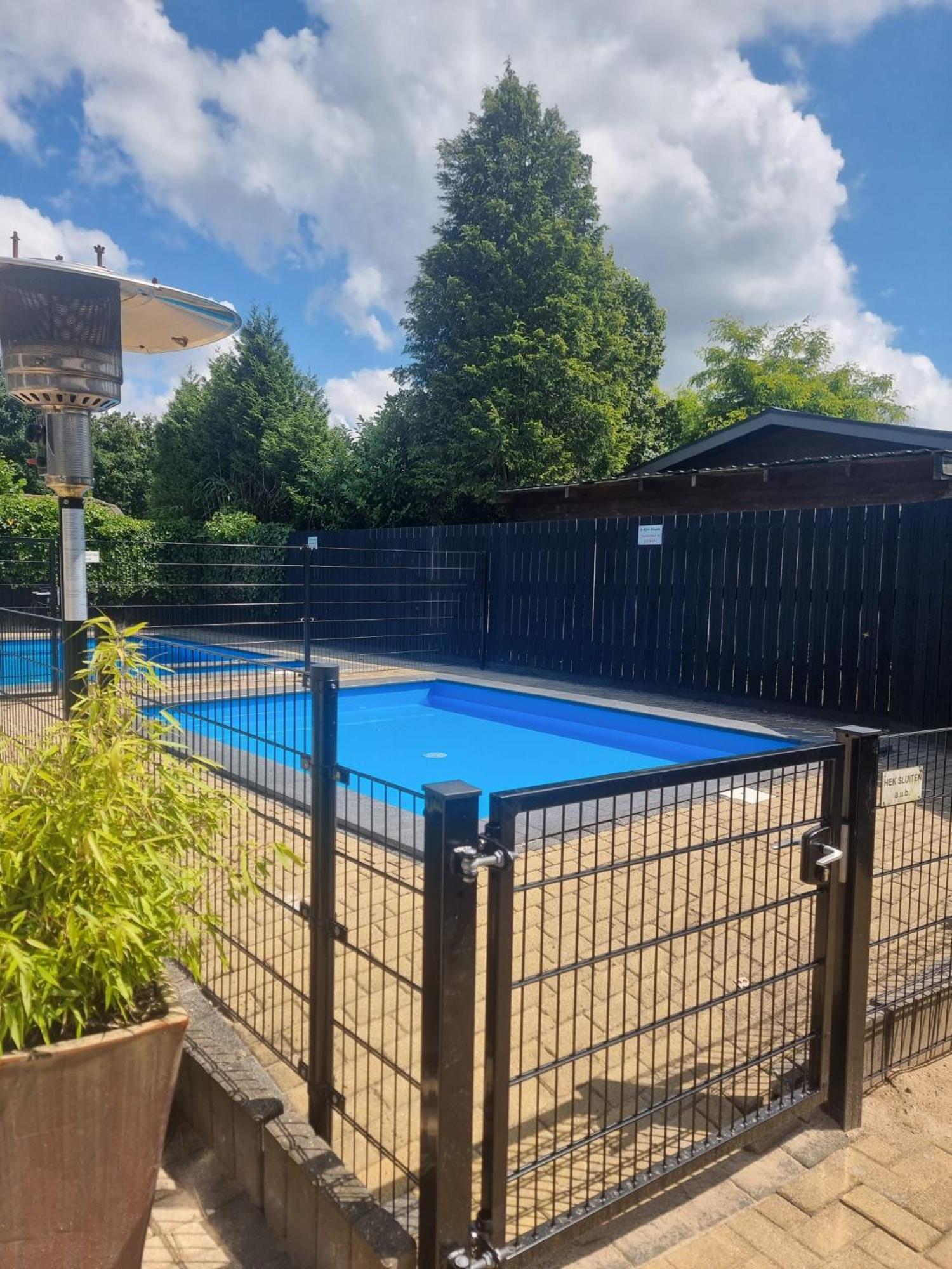 Comfortabel En Gezellig Familie Chalet Tot 6 Personen Op De Veluwe Bungalowpark De Kern Putten Luaran gambar
